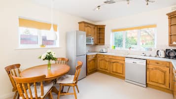 House, Private Bathroom (4 Bed  Nec/Bhx/Snowdome) | Private kitchen