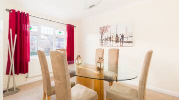 Huis, privébadkamer (4 Bed Nec/Bhx/Snowdome) | Restaurant