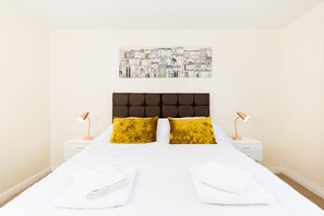House, Private Bathroom (4 Bed  Nec/Bhx/Snowdome) | 4 bedrooms - Drayton Manor House (Tamworth)
