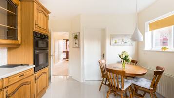 House, Private Bathroom (4 Bed Nec/Bhx/Snowdome) | Private kitchen | High chair