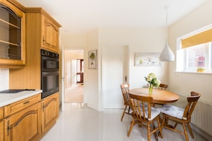 Hus - privat badeværelse (4 Bed  Nec/Bhx/Snowdome) | Privat køkken | Højstol