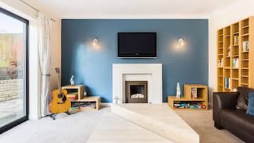 House, Private Bathroom (4 Bed  Nec/Bhx/Snowdome) | Lounge