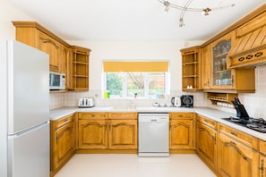 House, Private Bathroom (4 Bed Nec/Bhx/Snowdome) | Private kitchen - Drayton Manor House (Tamworth)