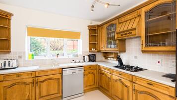 House, Private Bathroom (4 Bed Nec/Bhx/Snowdome) | Private kitchen