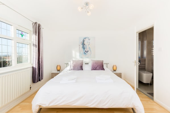 House, Private Bathroom (4 Bed Nec/Bhx/Snowdome) | 4 bedrooms - Drayton Manor House (Tamworth)