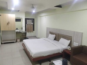 1 bedroom, in-room safe, individually decorated, individually furnished - Lals Plaza Hotel (Bhopal)