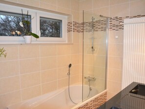 Villa | Badkamer | Een douche