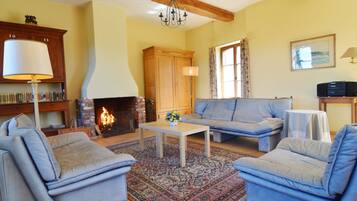 Cottage | Living area | Fireplace