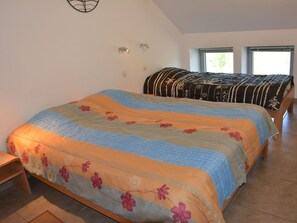 منزل | 4 عدّة غرف نوم وطراز فريد لكل وحدة ومكواة/لوح كي وملاءات أسرّة