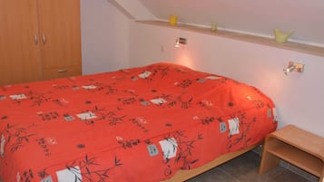 House | 4 bedrooms, individually furnished, iron/ironing board, bed sheets