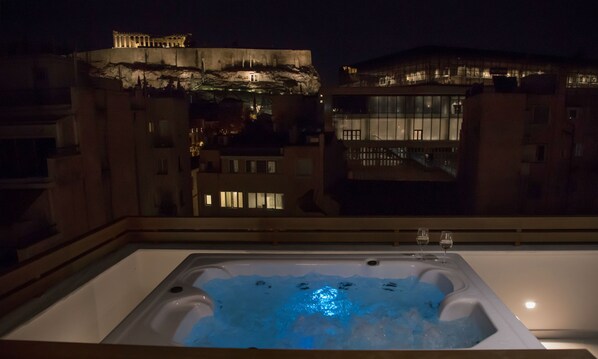 Tina de hidromasaje al aire libre