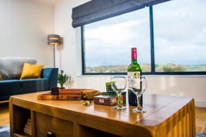 Casa | Zona de estar | Una televisión de pantalla plana, un reproductor de DVD