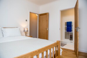 Casa | 3 dormitorios, sistema de insonorización, tabla de planchar con plancha