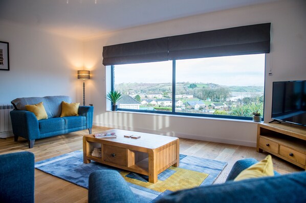 Casa | Sala de estar | Una televisión de pantalla plana, un reproductor de DVD