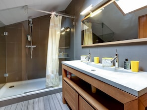 Bathtub, towels