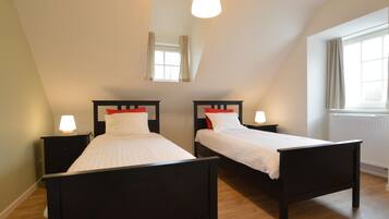 House | 4 bilik tidur, cadar katil