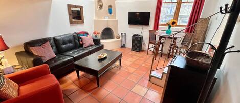 TV a schermo piatto, caminetto