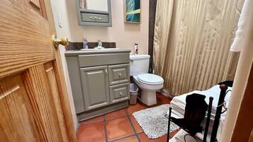 Bañera, secador de pelo, toallas