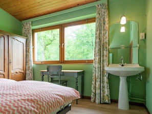 House | 5 bedrooms, individually furnished, bed sheets