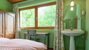 5 bedrooms, individually furnished, bed sheets