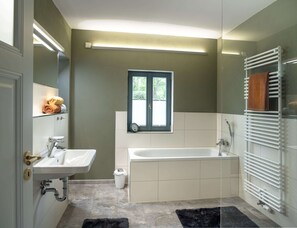House | Bathroom | Towels - Holiday Home With Terrace (Eisenach)