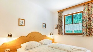 Căn hộ | 2 phòng ngủ, trang bị nội thất với thiết kế riêng biệt, bộ trải giường 