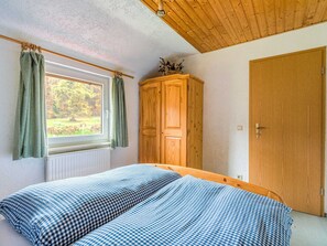 4 bedrooms, individually furnished, bed sheets - Lovely Holiday Home in Bad Tabarz With Garden (Waltershausen)