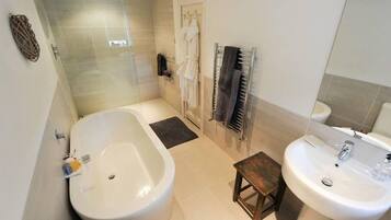 Cottage | Bathroom | Separate bathtub and shower, free toiletries, hair dryer, towels