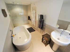 Chaumière | Salle de bain | Baignoire et douche séparées, articles de toilette (gratuits)