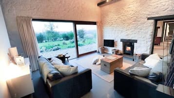 Casa de campo | Área de sala de estar | Televisión de pantalla plana y chimenea