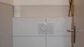 Haartrockner, Handtücher, Toilettenpapier