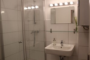 Haartrockner, Handtücher, Toilettenpapier