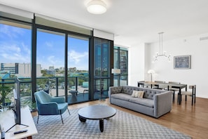 Gallery-Apartment, 2 Schlafzimmer, Küche, Stadtblick | Wohnbereich | Flachbildfernseher