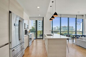 Departamento panorámico, 3 habitaciones, cocina, vista a la ciudad | Cocina privada | Refrigerador con congelador, microondas, horno y lavavajillas 
