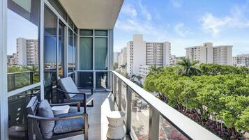 Appartement Ălite, 3 chambres, cuisine, vue ville | Enceinte de lâhĂ©bergement