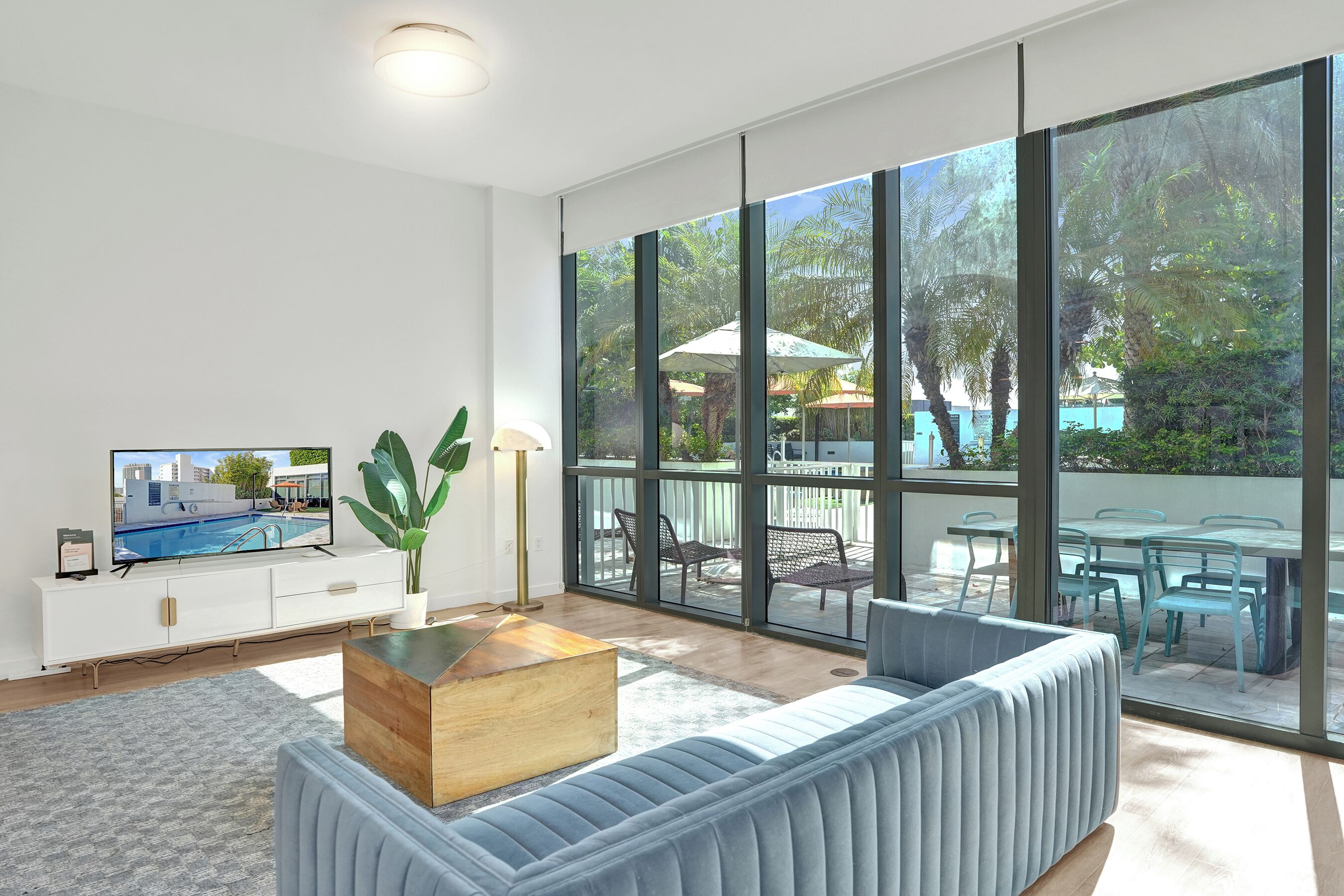 Apartamento Business, 3 habitaciones, cocina, vistas a la ciudad | Zona de estar | Una televisión de pantalla plana