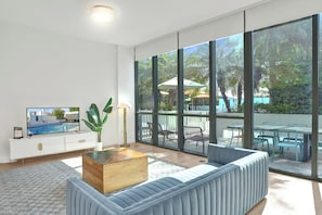 Apartamento Business, 3 habitaciones, cocina, vistas a la ciudad | Zona de estar | Una televisión de pantalla plana