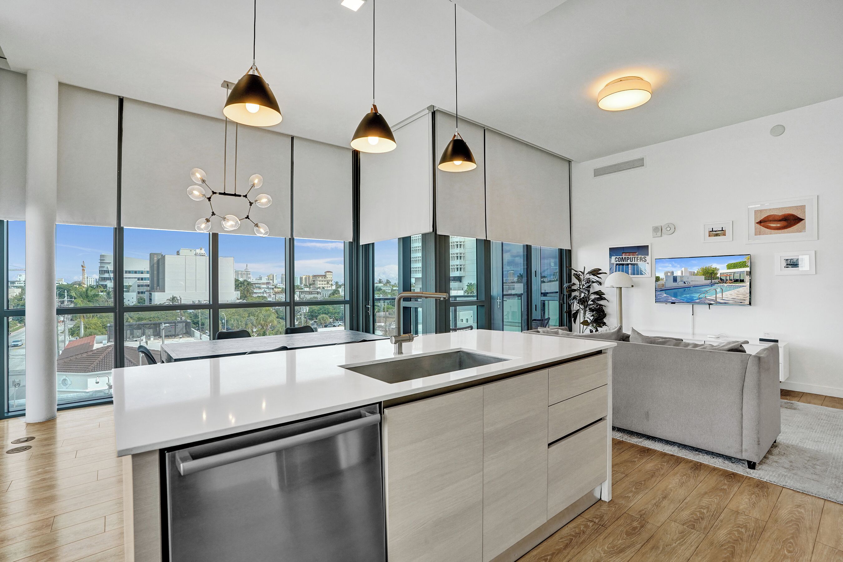 Căn hộ tiện nghi đơn giản, 2 phòng ngủ, bếp, quang cảnh thành phố | Nội thất