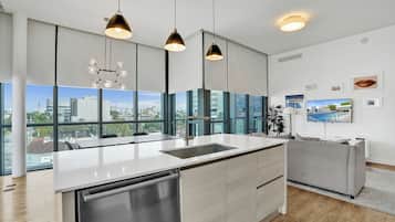 Căn hộ tiện nghi đơn giản, 2 phòng ngủ, bếp, quang cảnh thành phố | Nội thất