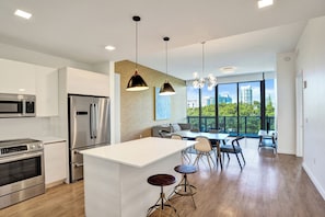 Signature-Apartment, 3 Schlafzimmer, Küche, Stadtblick | Eigene Küche | Großer Kühlschrank, Mikrowelle, Ofen, Geschirrspüler
