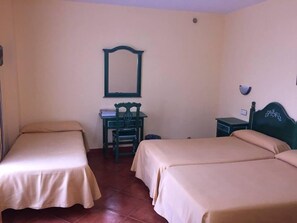 Dreibettzimmer | Schreibtisch, Babybetten, Zustellbetten, kostenloses WLAN