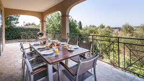 Balcony - Spacious Luxury Villa With Heated Swimming Pool, Jacuzzi, Stunning Views and Plenty of Privacy (Caunes-Minervois)