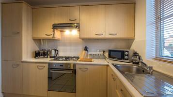 Lemari es besar, microwave, oven, dan kompor