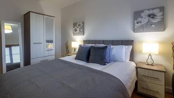 3 kamar tidur, meja kerja, kedap suara, dan setrika/meja setrika