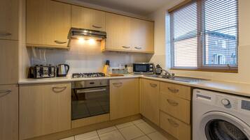 Rumah | Dapur pribadi | Lemari es besar, microwave, oven, dan kompor