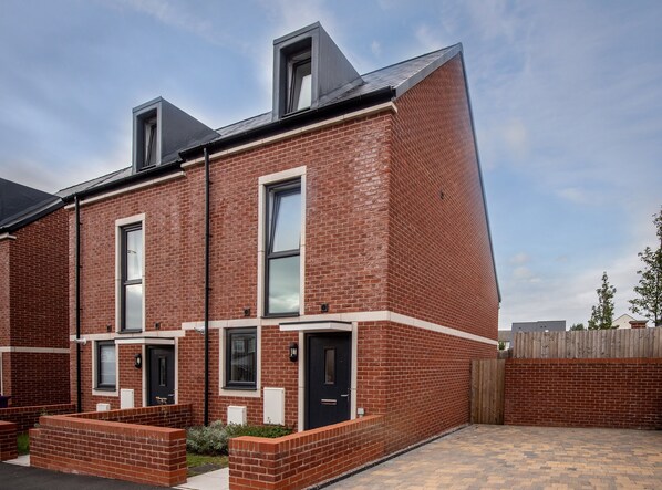 Front of property - Modern House Close To Centre (Liverpool)