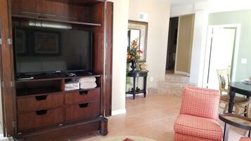 House, Multiple Beds, Patio, Garden View | Living room | 42-inch TV with cable channels