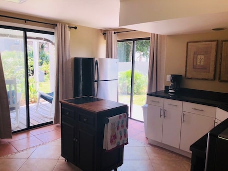 Refrigerador, microondas, placa de cocina, lavavajillas