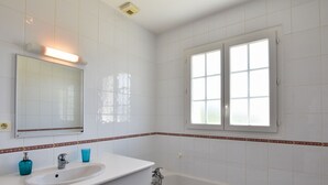 Villa | Bagno | Vasca, asciugamani