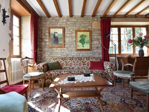 Living room - Holiday Home Vault-de-lugny Near Forest (Vault-de-Lugny)